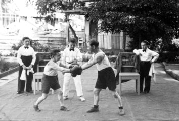 Liliputaner beim Boxen 1930