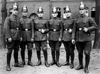 sechs Polizisten ca. 30er Jahre