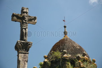 Kirche mit Kruzifix am Jakobsweg - Camino de Santiago