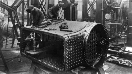Arbeiter bauen an einer Lokomotive