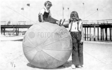 grosser Ball mit 2 Kindern  1920