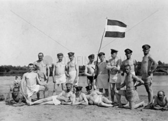 Militaer  Erster Weltkrieg  Gruppenfoto in Badehose mit Reichsflagge