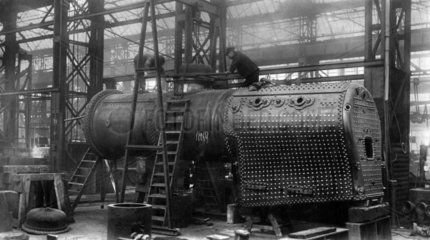Arbeiter bauen an einer Lokomotive