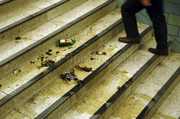 kaputte Schnapsflaschen auf U-Bahntreppen