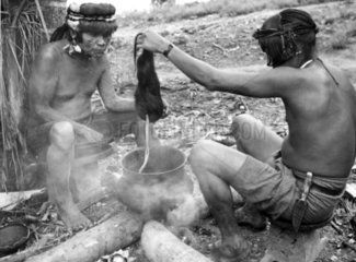 Indianer kochen einen Schrumpfkopf