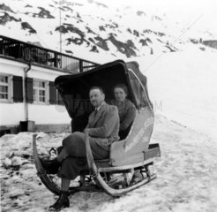 aelteres Paar im Schlitten  1930