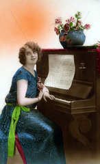 Frau Klavier Traeumerisch