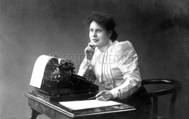 Frau Schreibmaschine  1910
