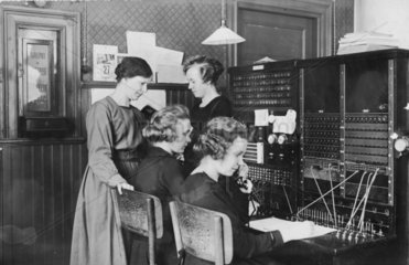 Frauen arbeiten in einer Telefonzentrale