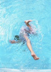 Kind springt in den Swimmingpool