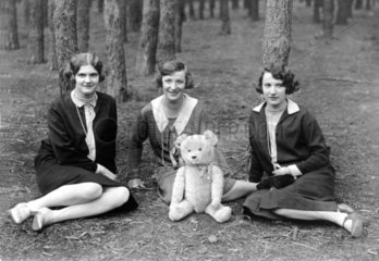Drei Frauen mit Teddy im Wald