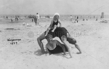Familie am Strand  Wangerooge 1927