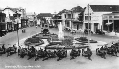 Kutschen an einem Platz in Surabaya waehrend der Kolonialzeit