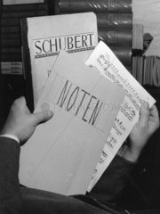 Haende blaettern durch Partituren - Franz Schubert