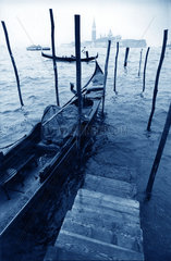 Italien - Bootssteg mit Blick von Venedig auf die Lagune
