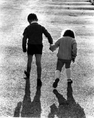 Kinder laufen Hand in Hand