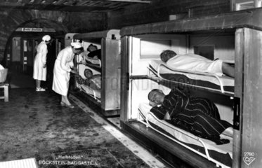 Vier Patienten in Hochbetten  1940
