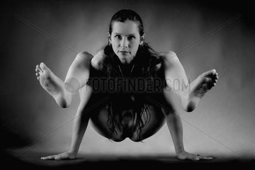 nackte Frau macht akrobatische Figur