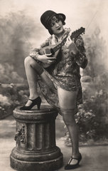 Frau mit Zupfinstrument abgestuetzt an einer Saeule