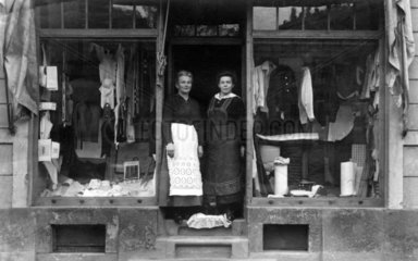 Zwei Frauen vor Laden
