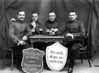 4 Soldaten trinken Bier  1920