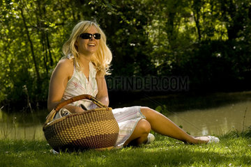 Frau macht Picknick