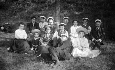 Gruppe im Gras  1910