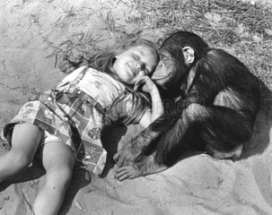Maedchen und Schimpanse am Strand