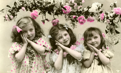 3 Maedchen mit Blumen  1900