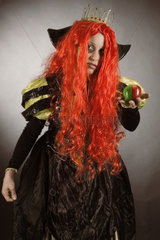 Hexe bietet vergifteten Apfel an