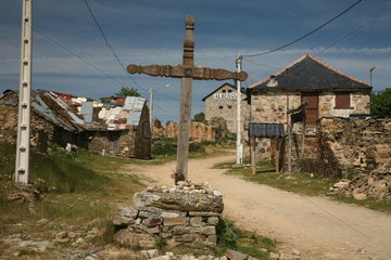 Kreuz in kleiner Ortschaft am Jakobsweg - Camino de Santiago