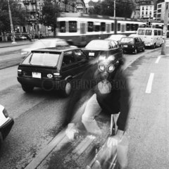 Fahrradfahrer mit Gasmaske