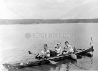 3 Frauen im Ruderboot  1920