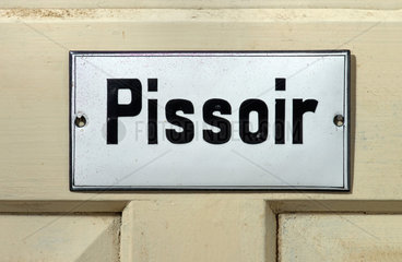 Pissoir  uraltes Schild an Toilettentuer  1900