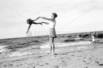 Frau mit Kind am Strand