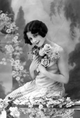 Frau mit Blumen  1920