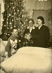 Weihnachten  Familie am Krankenbett des Vaters  1935
