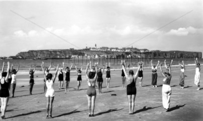 Gymnastik am Strand  1920