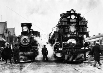 zwei Dampflokomotiven
