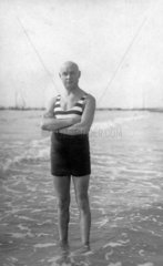 Mann in Badeanzug steht im Wasser - posiert als Picasso