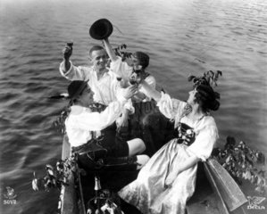 1920 Leute trinken Wein bei einer Party auf Boot