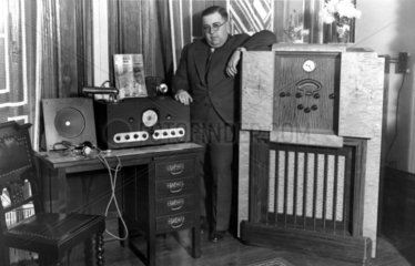 Mann mit Radios