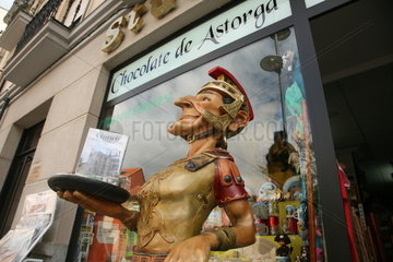 Figur eines roemischen Soldaten vor Souvenirladen Jakobsweg - Camino de Santiago