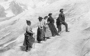Frauen und Mann gehen Wandern  1910
