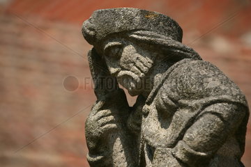 Skulptur eines Pilgers auf dem Jakobsweg - Camino de Santiago