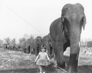Maedchen mit Elefantenschlange