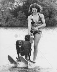 Frau mit Hund auf Wasserski 1