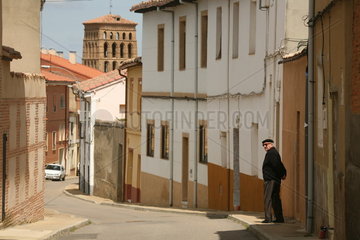 Strasse in Ortschaft auf dem Jakobsweg - Camino de Santiago
