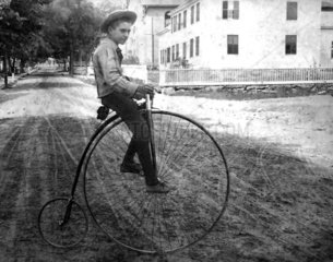 Junge auf einem Hochrad