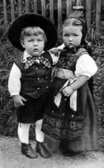 2 Kinder in Trachten  Schwarzwald  1920